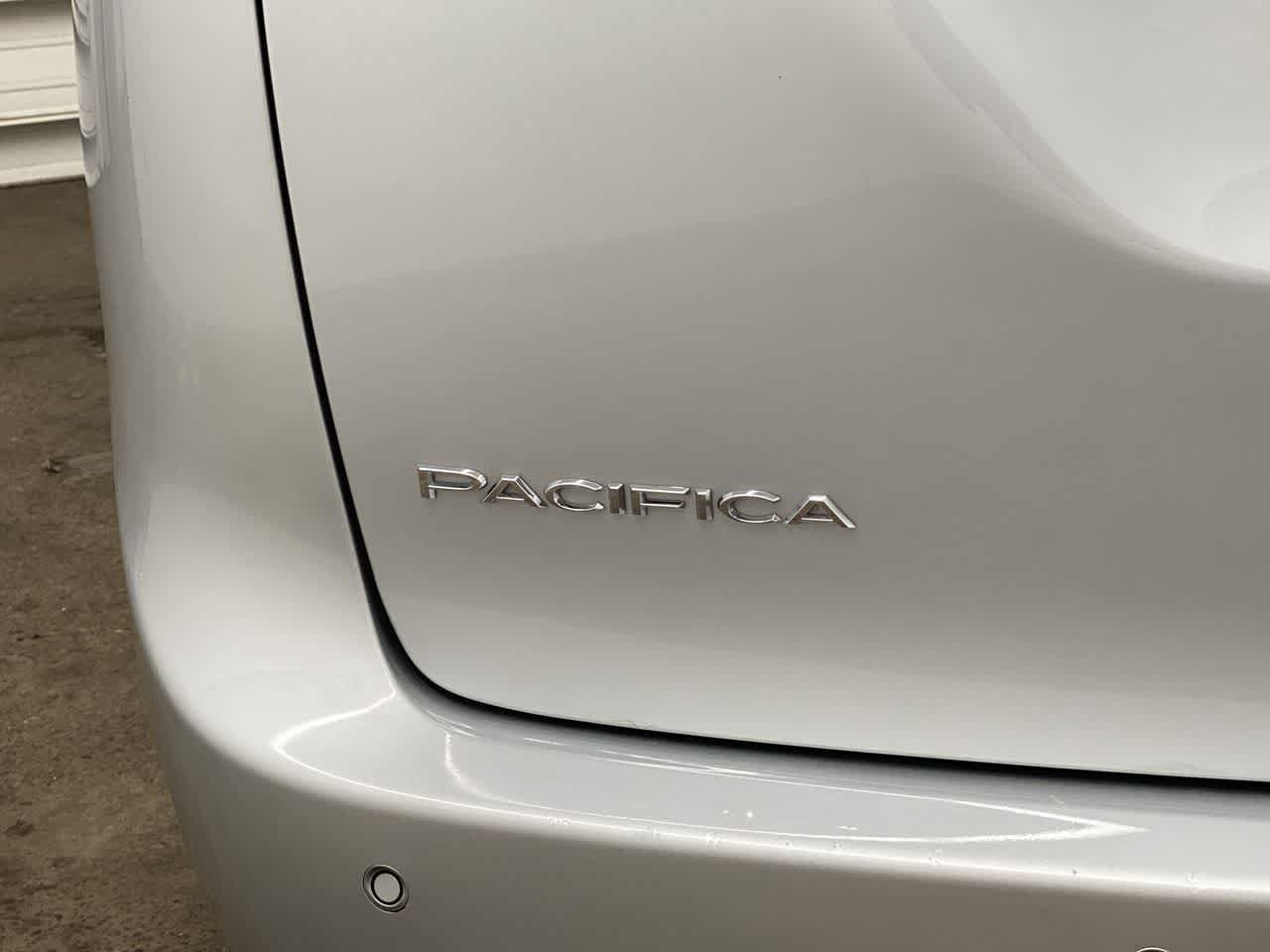 Used 2024 Chrysler Pacifica Touring-L FWD image 11