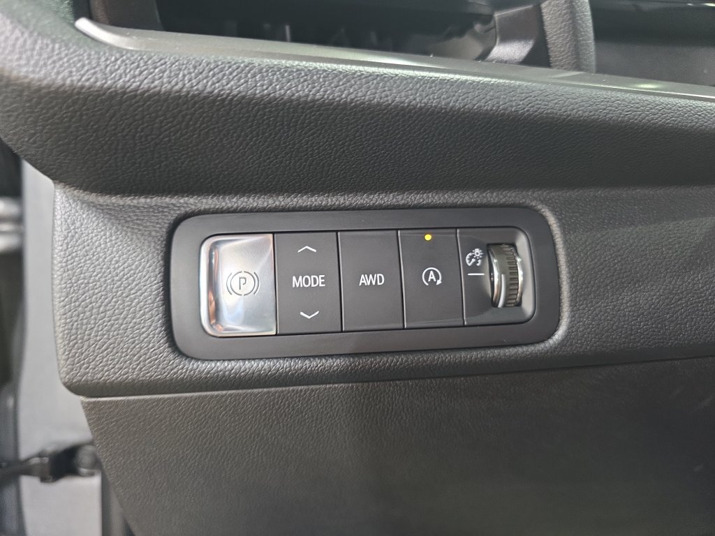 Used 2024 Chevrolet Traverse LT w/ LPO, Floor Liner Package AWD/4WD image 28