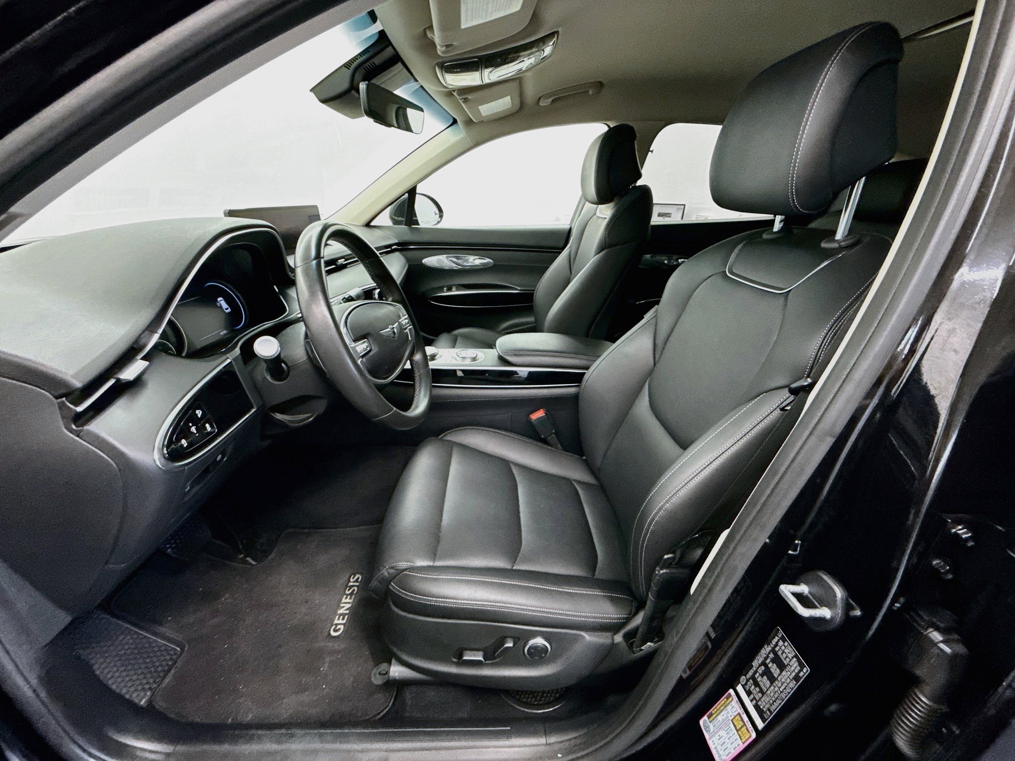 Used 2025 Genesis GV70 2.5T AWD/4WD image 13