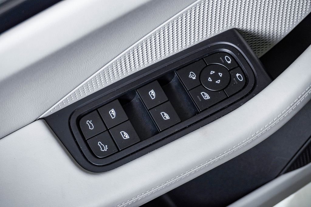 Certified 2025 Porsche Macan 4S Electric AWD/4WD image 26