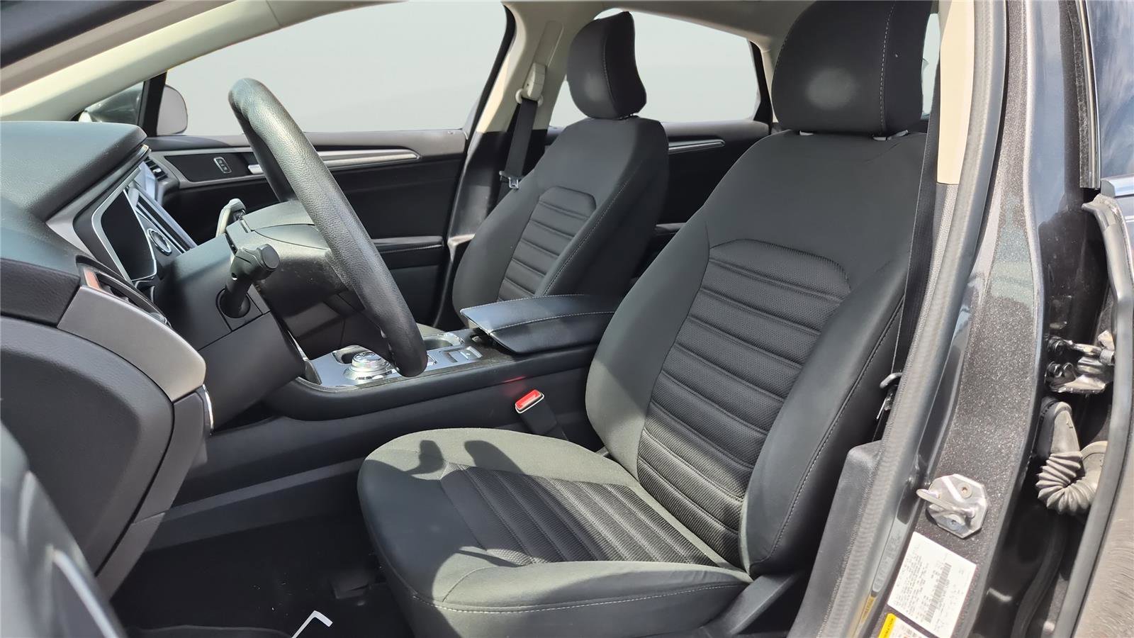 Used 2017 Ford Fusion SE w/ Fusion SE Technology Package FWD image 10