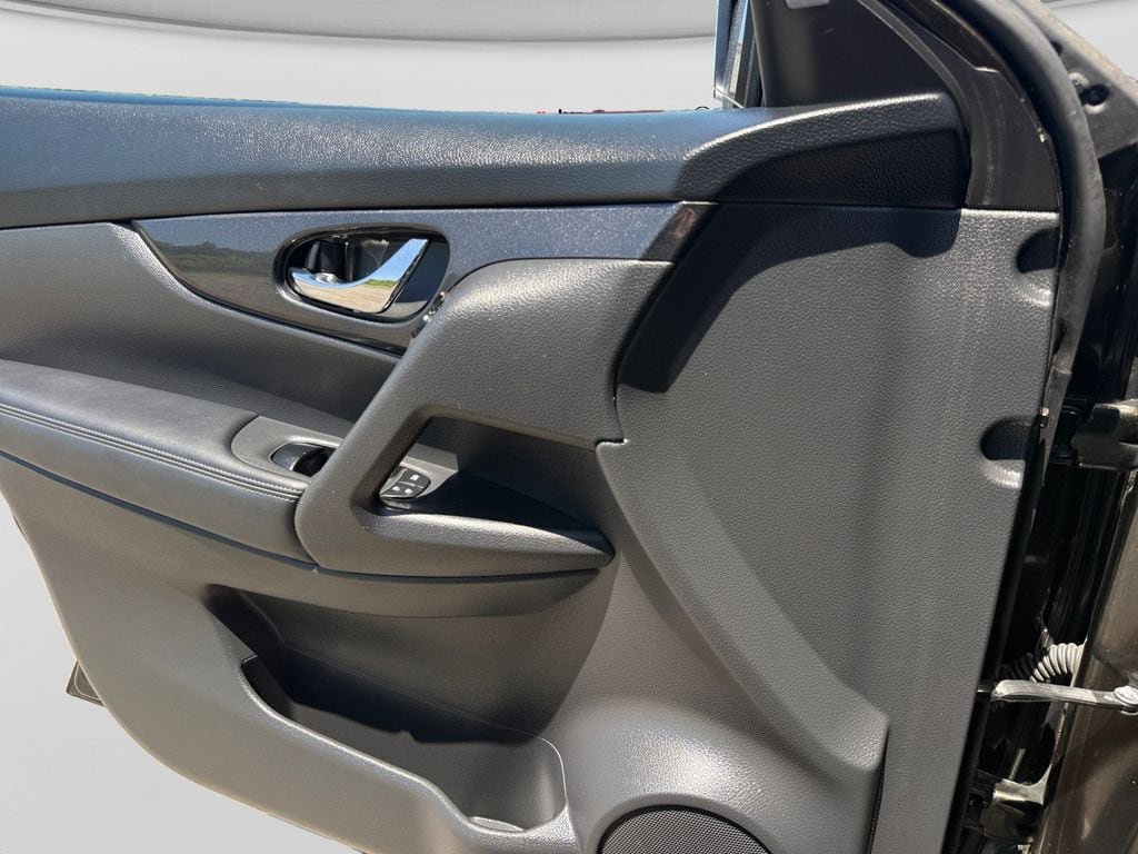Used 2017 Nissan Rogue S w/ Appearance Package AWD/4WD image 28