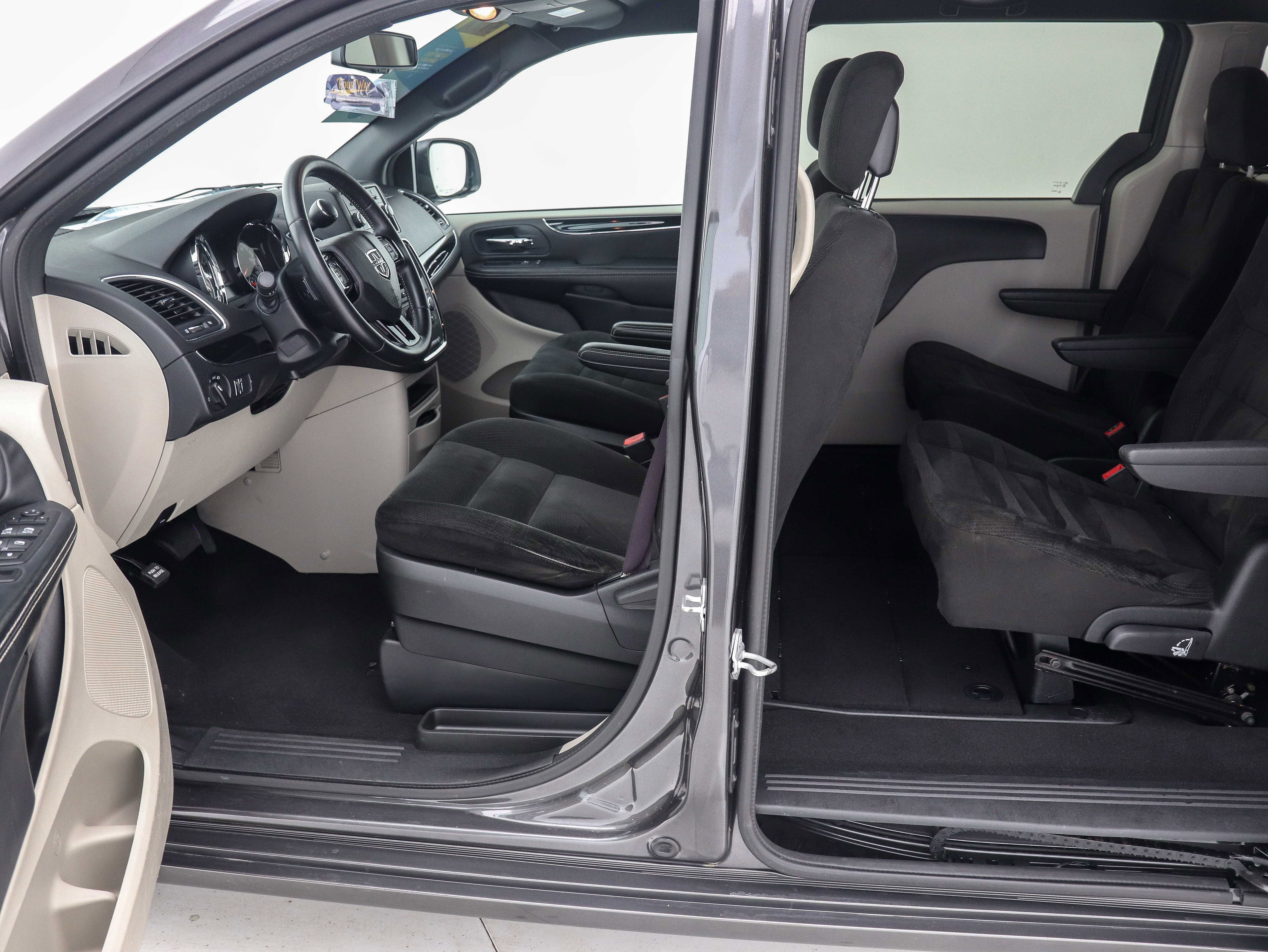 Used 2016 Dodge Grand Caravan SE image 17