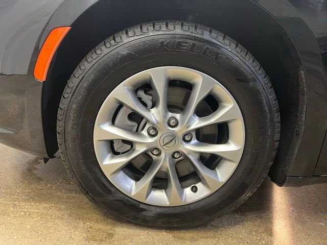 Used 2024 Chrysler Pacifica Touring-L image 28