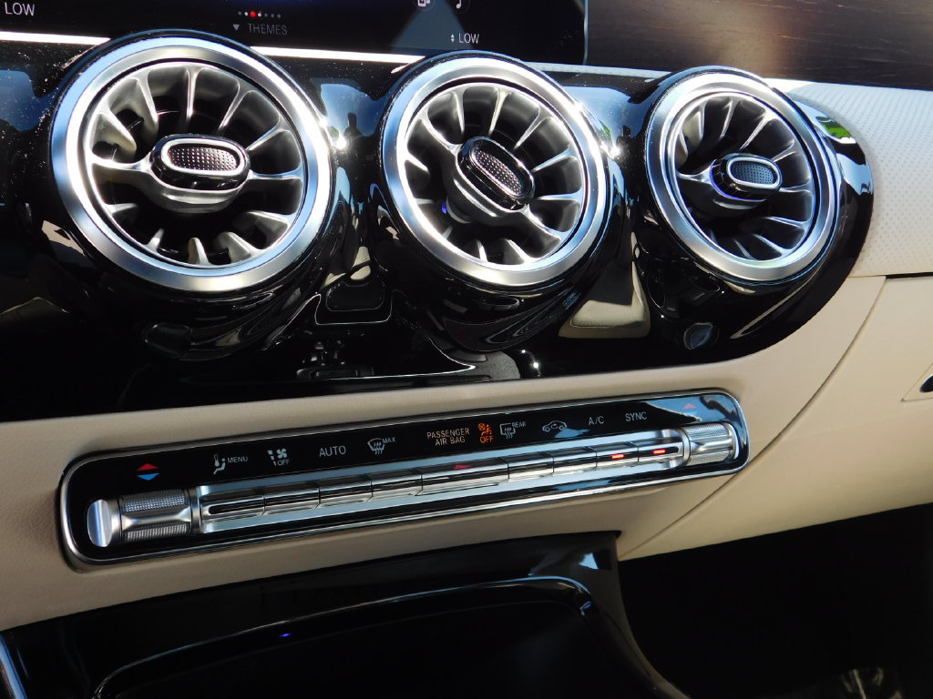 Used 2022 Mercedes-Benz CLA 250 4MATIC image 25