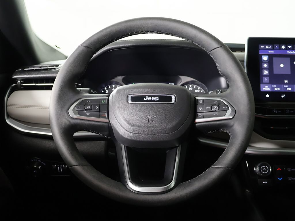 Used 2025 Jeep Compass Limited image 33