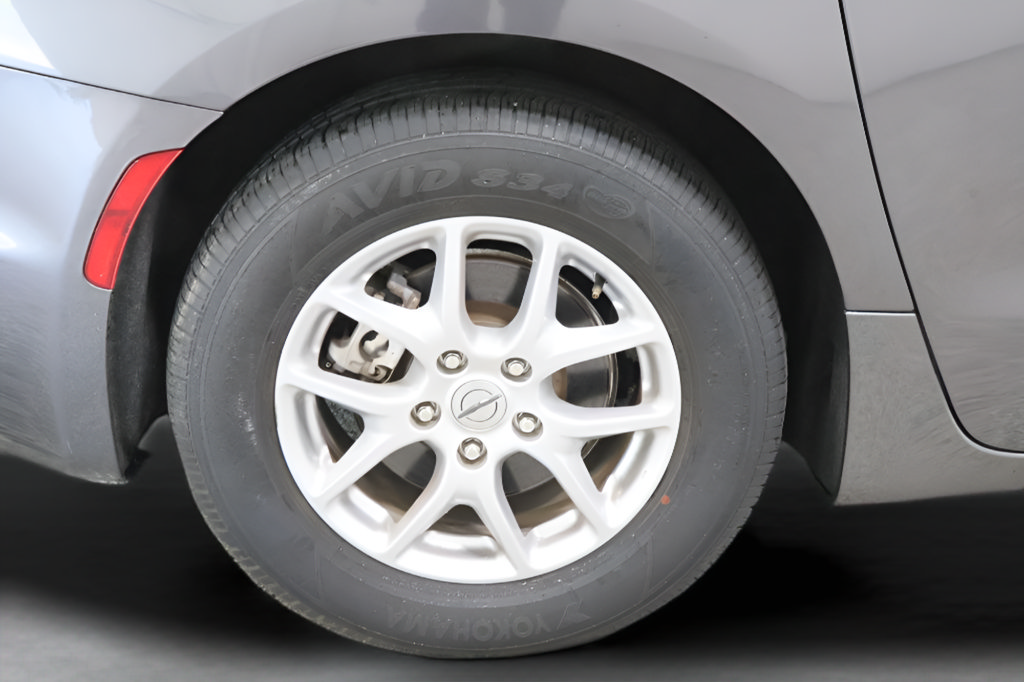 Used 2023 Chrysler Pacifica Touring-L FWD image 29
