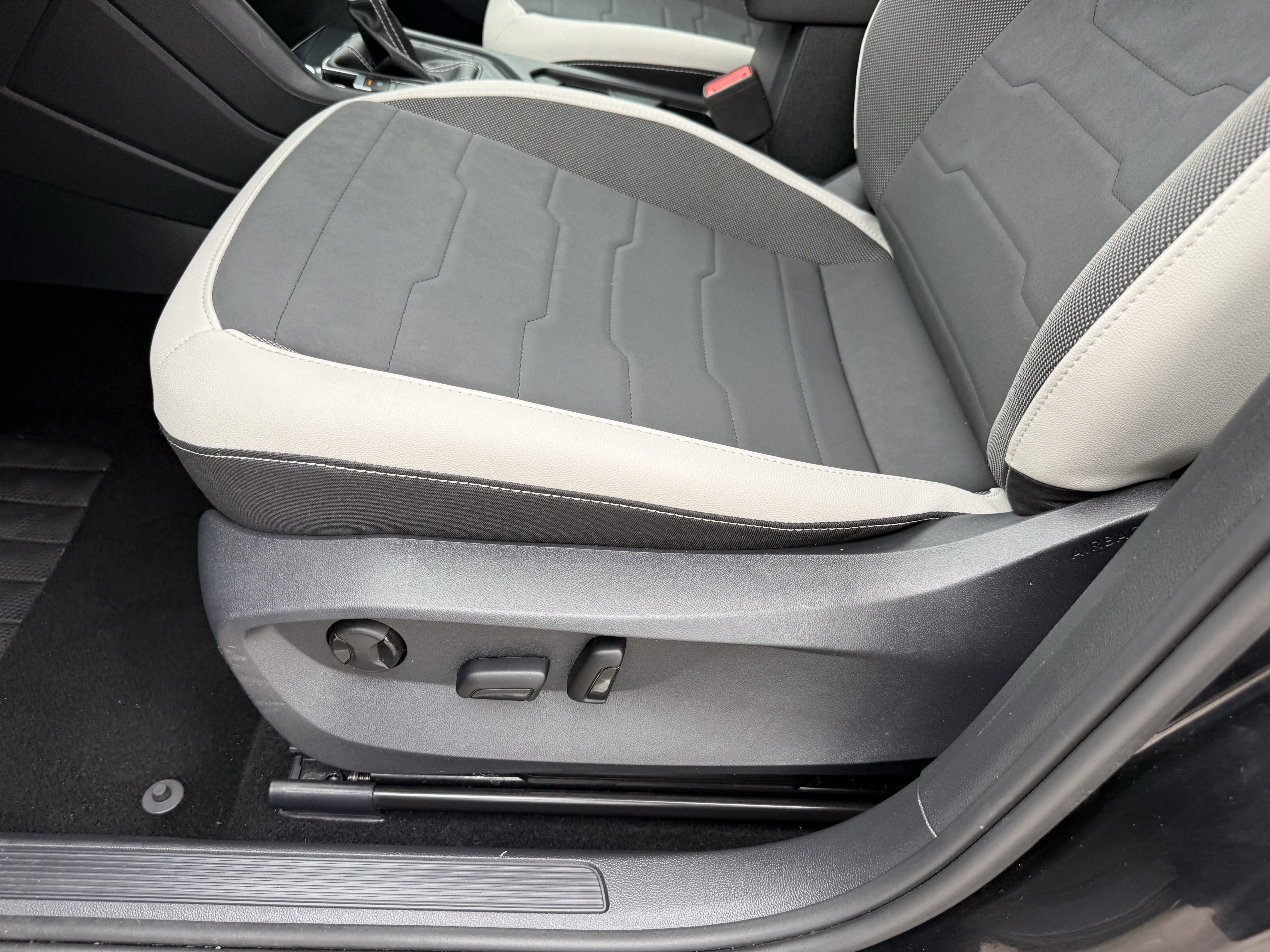 Used 2025 Volkswagen Taos SE image 27