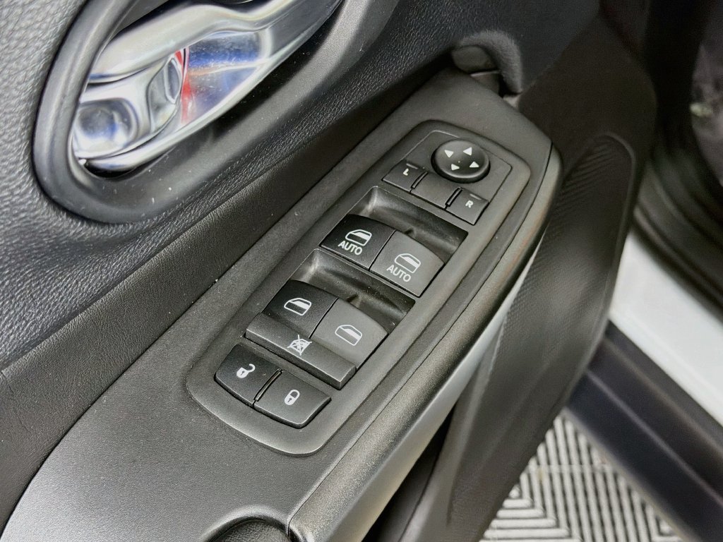 Used 2019 Jeep Cherokee Trailhawk AWD/4WD image 18