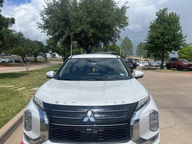 Used 2022 Mitsubishi Outlander SE image 2