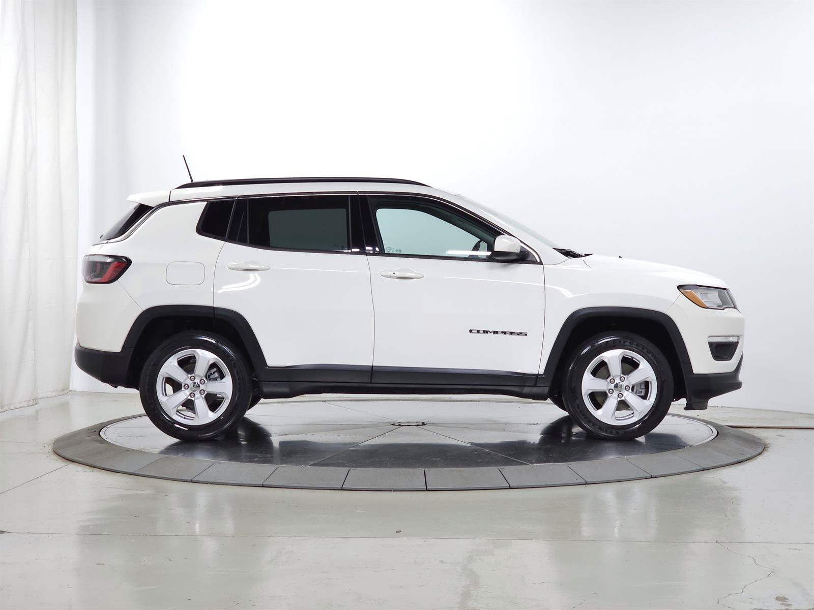 Used 2021 Jeep Compass Latitude w/ Sun and Sound Group AWD/4WD image 10