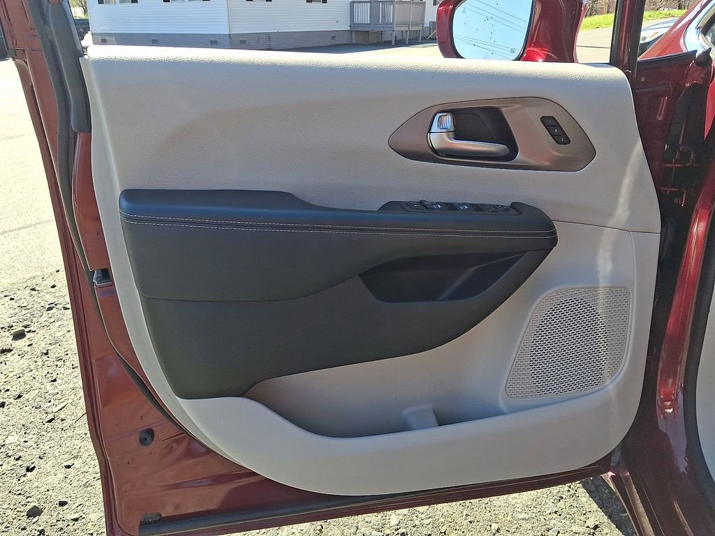 Used 2022 Chrysler Pacifica Touring-L w/ Uconnect Theater Family Group image 12