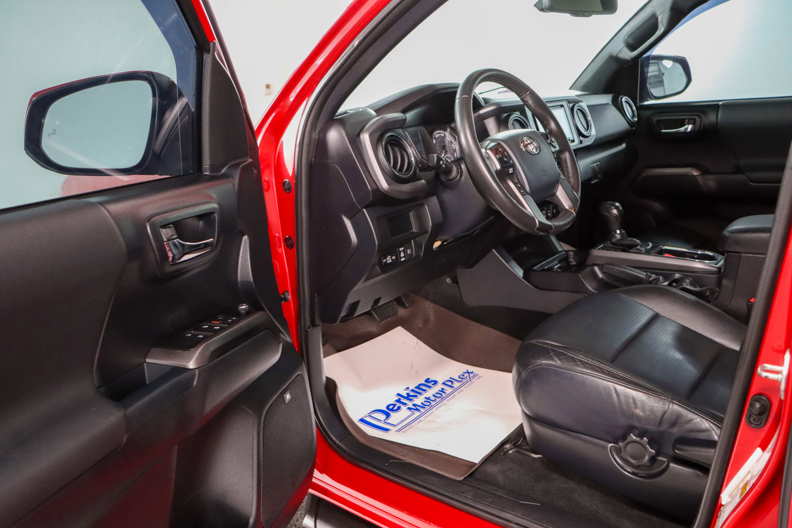 Used 2018 Toyota Tacoma TRD Off-Road image 4