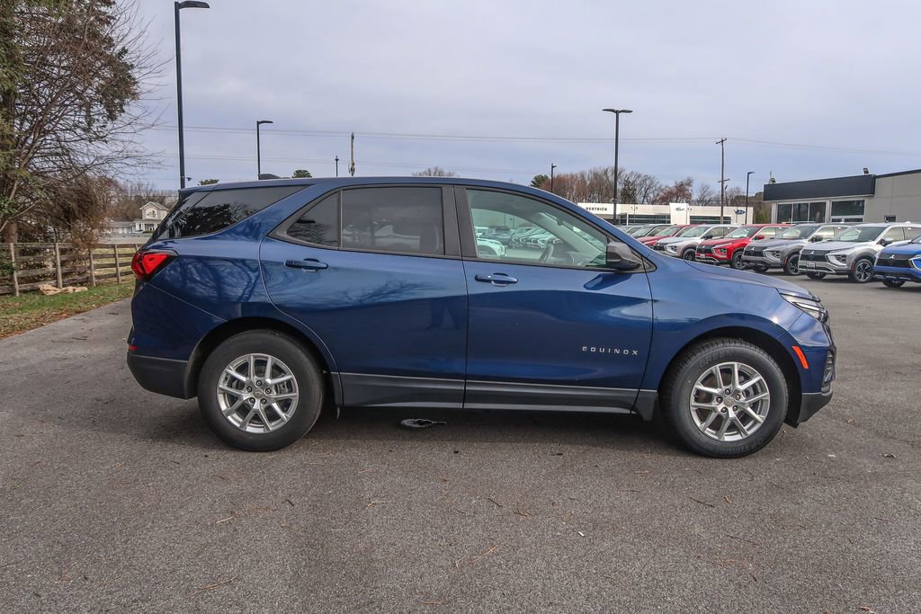 Used 2022 Chevrolet Equinox LS w/ LS Convenience Package image 9
