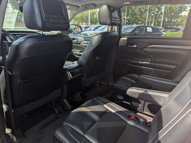 Used 2018 Toyota Highlander SE FWD image 12