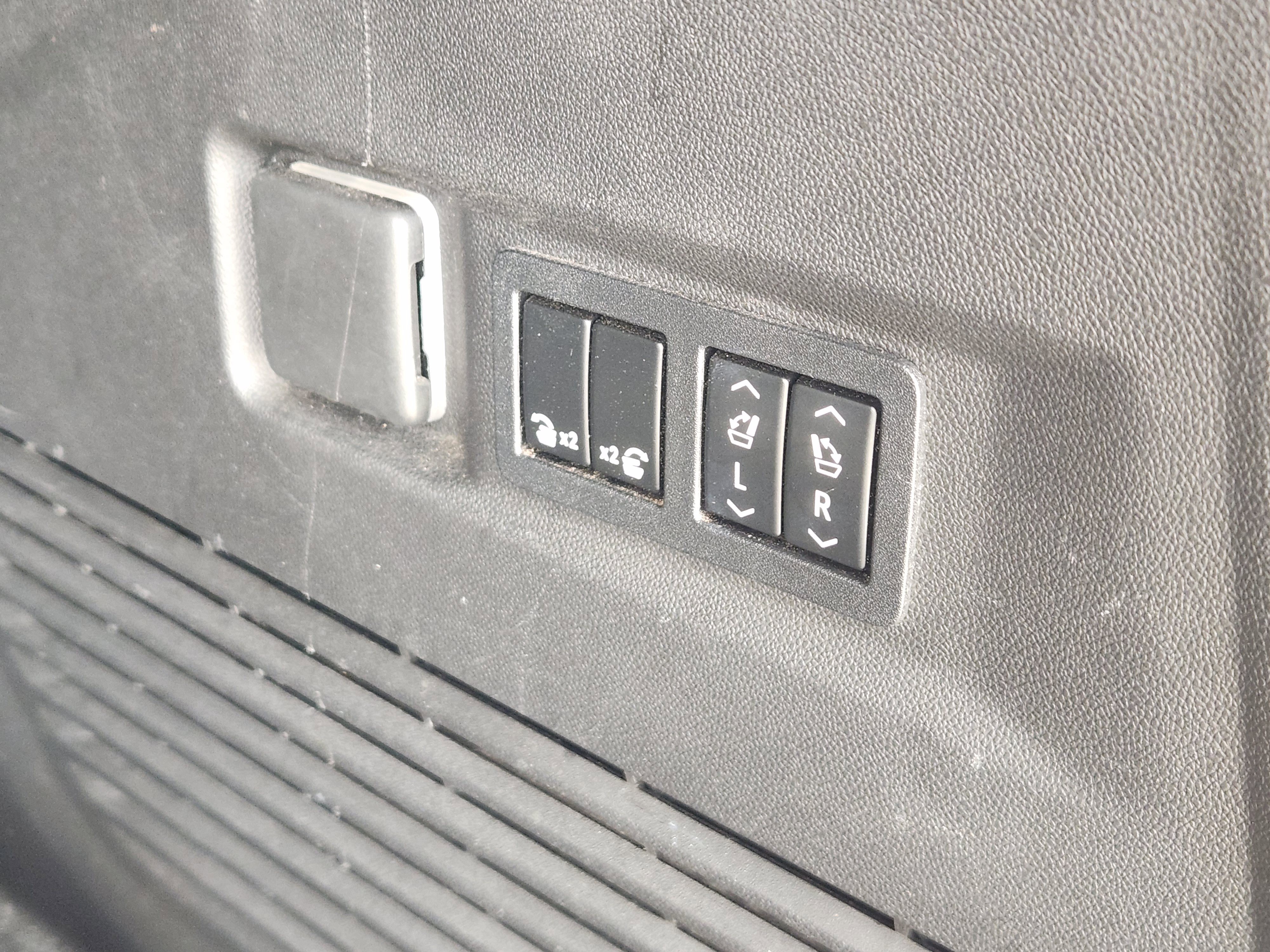 Used 2022 GMC Yukon AT4 w/ AT4 Premium Package image 33