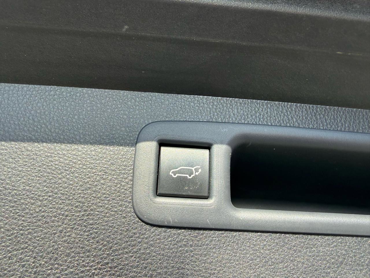 Used 2021 Toyota Highlander Limited FWD image 17
