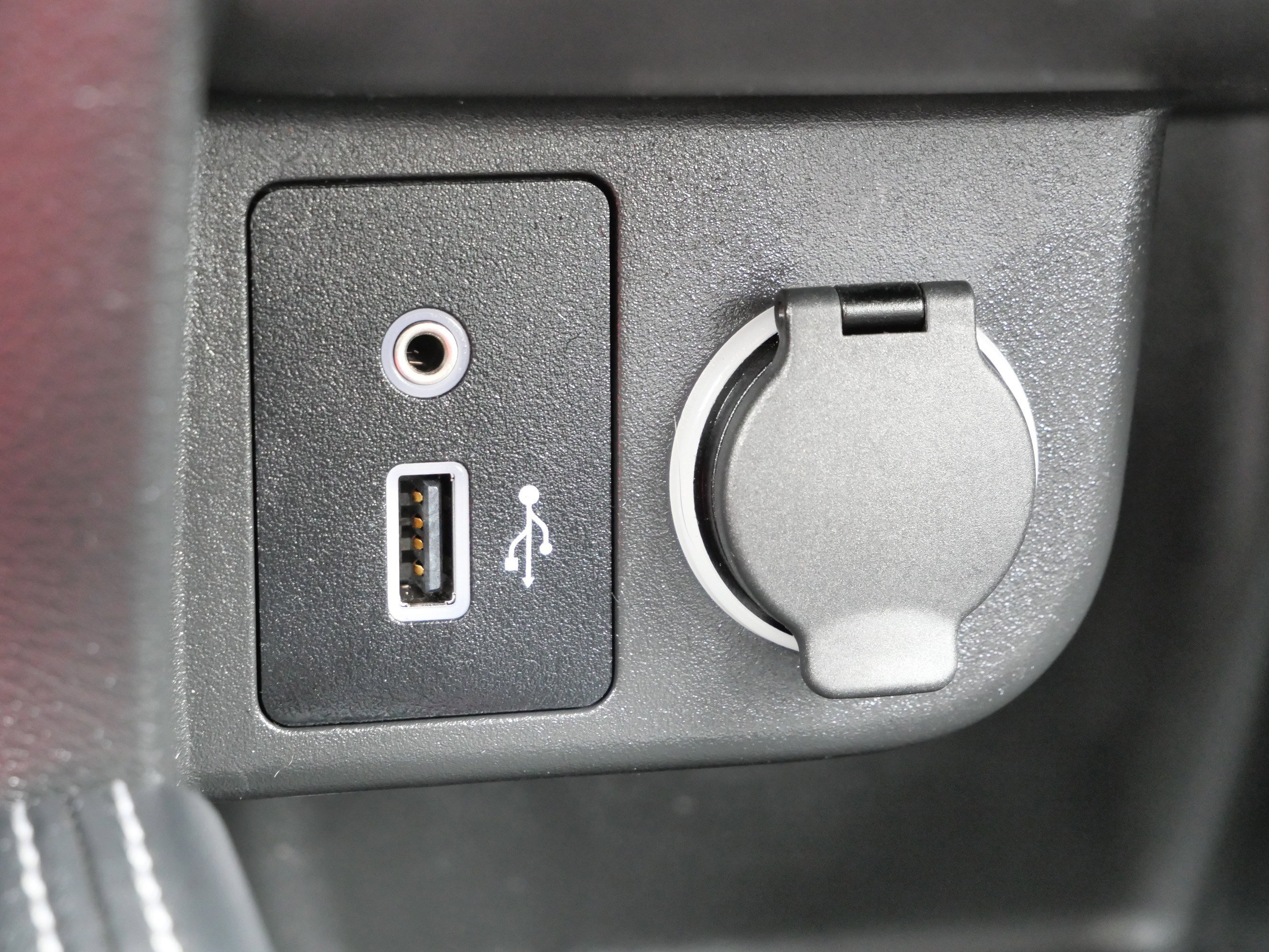 Used 2019 Nissan Kicks SR w/ SR Premium Package image 28