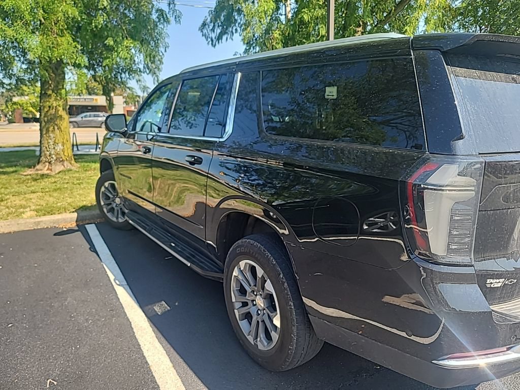 Used 2025 Chevrolet Suburban LT w/ Comfort Package AWD/4WD image 4