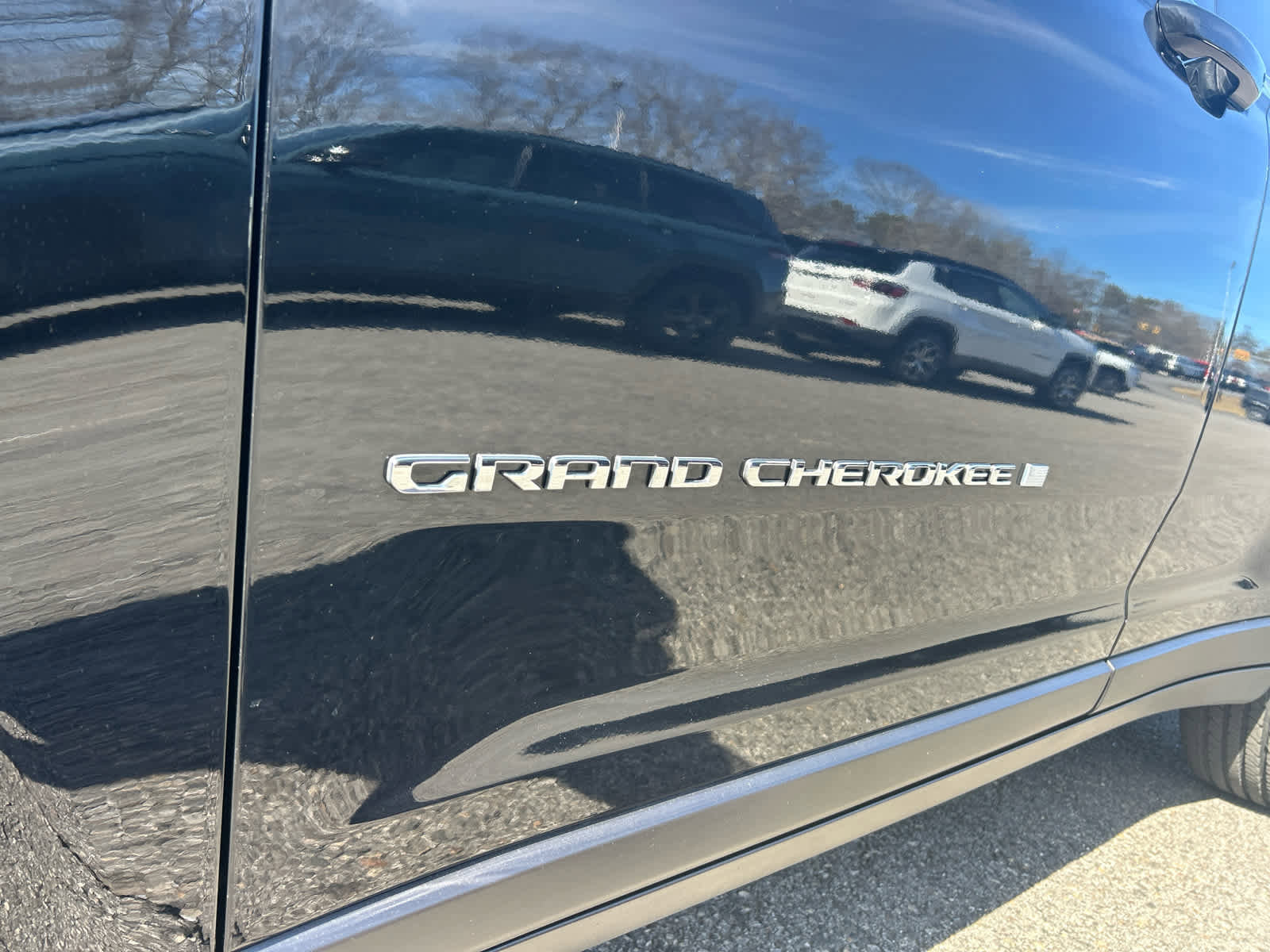 Used 2023 Jeep Grand Cherokee Laredo image 17