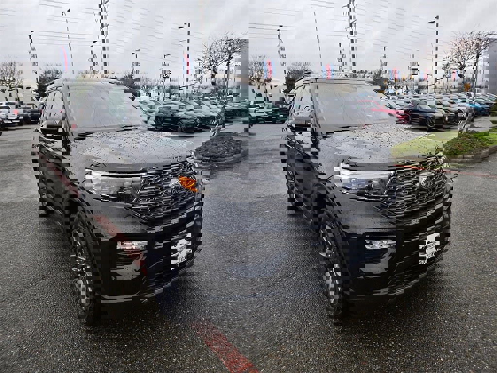 Used 2024 Ford Explorer XLT w/ Equipment Group 202A image 3
