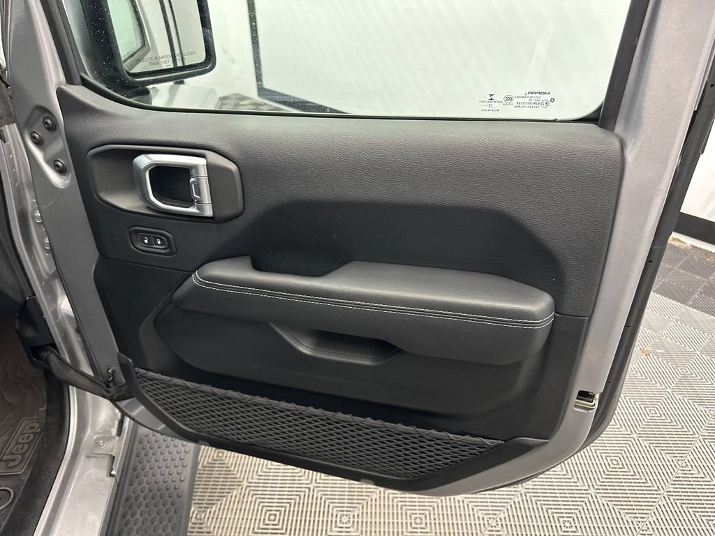 Used 2018 Jeep Wrangler Unlimited Sahara AWD/4WD image 14