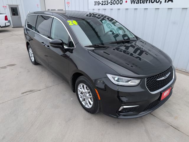 Used 2024 Chrysler Pacifica Touring-L image 6