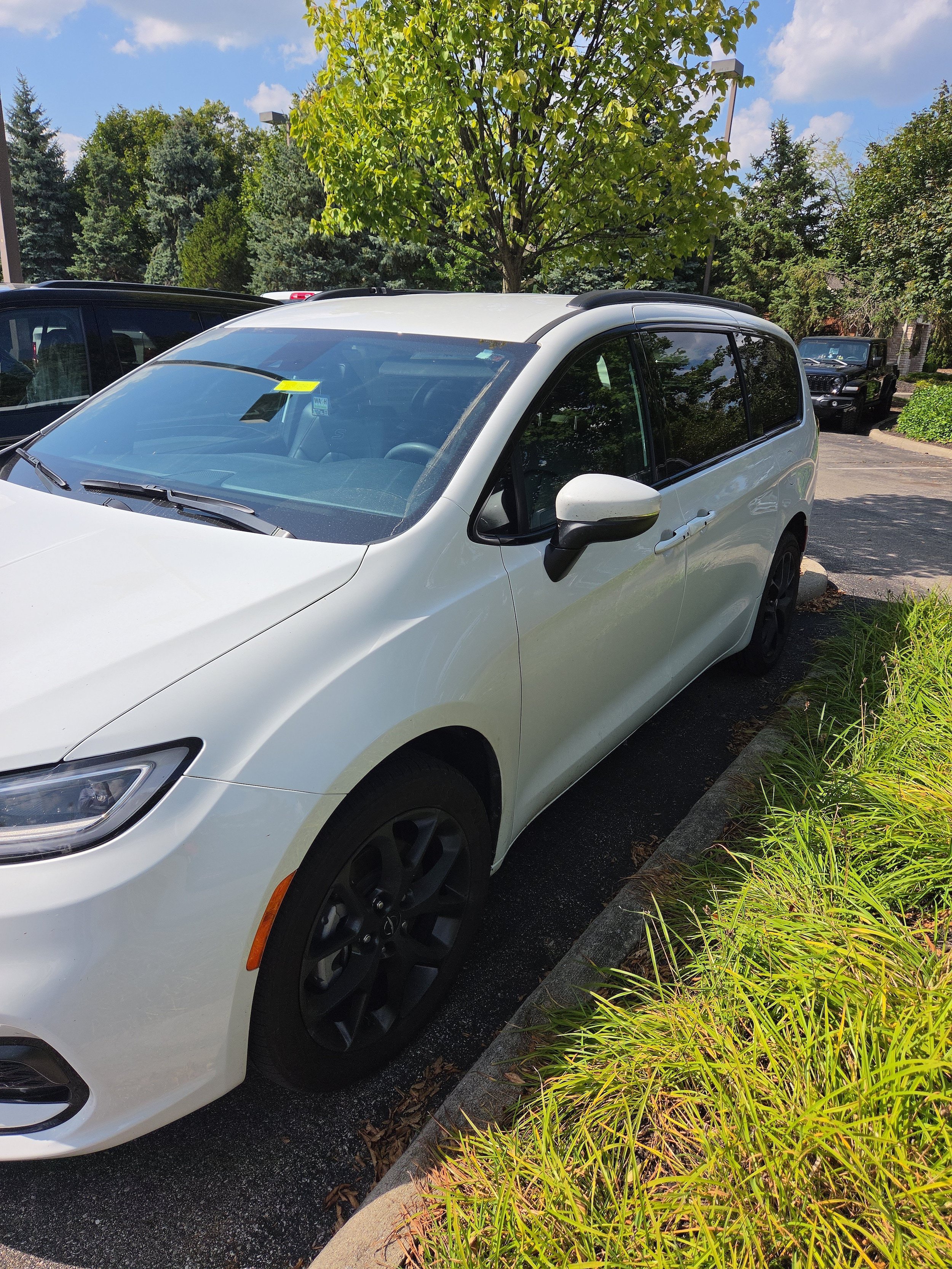 Used 2023 Chrysler Pacifica Touring-L w/ S Appearance Package AWD/4WD image 1