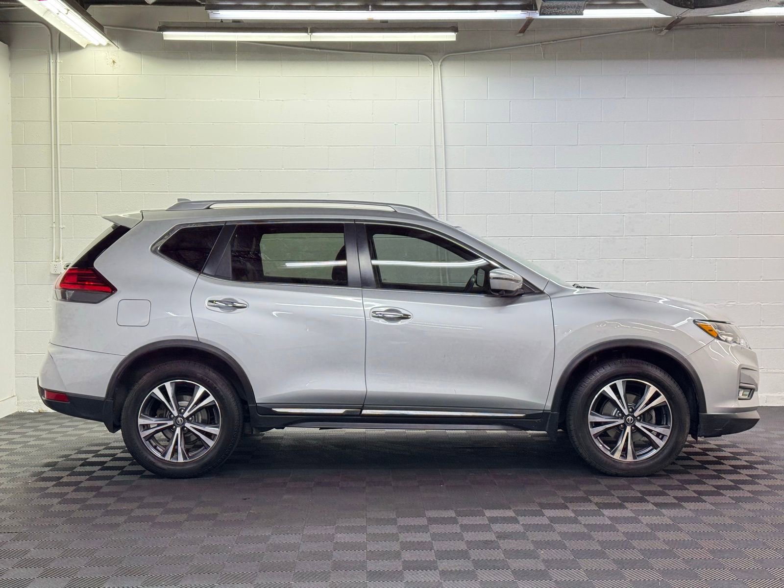 Used 2017 Nissan Rogue SL w/ SL Premium Package image 4