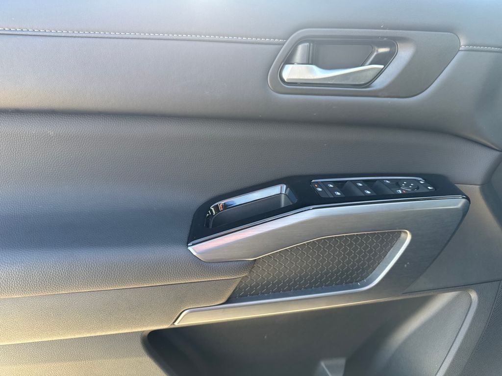 Used 2025 Nissan Pathfinder SL FWD image 17