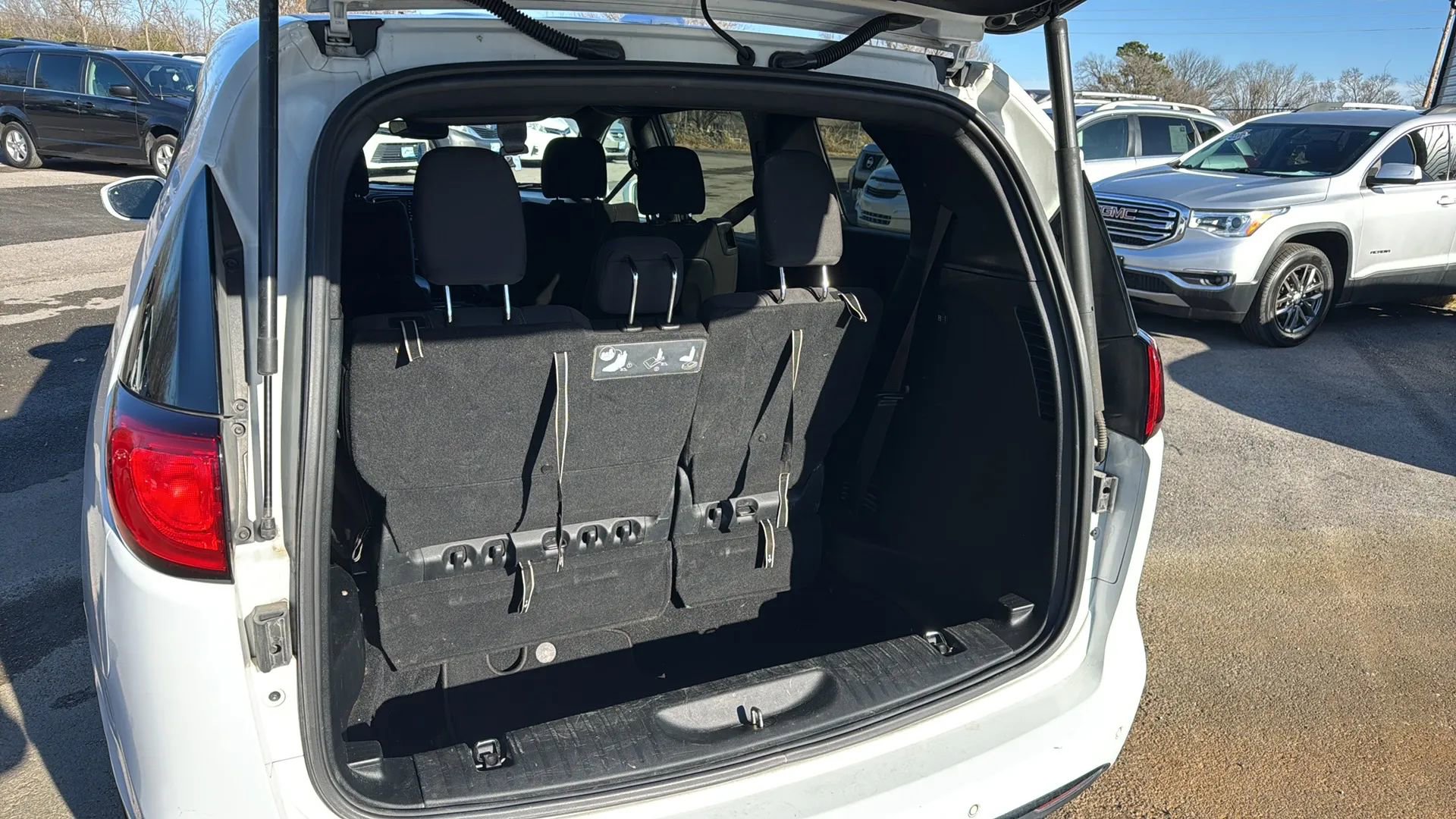 Used 2020 Chrysler Pacifica Touring w/ S Appearance Package FWD image 14