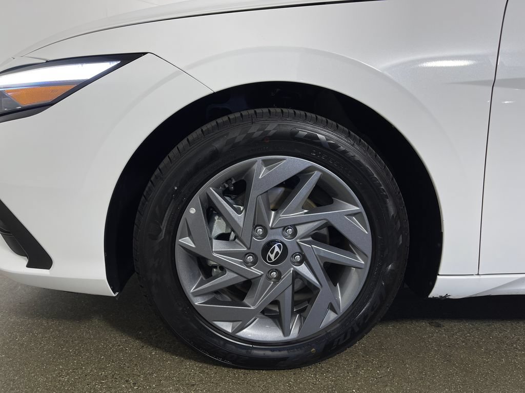 Certified 2026 Hyundai Elantra Hybrid FWD image 11
