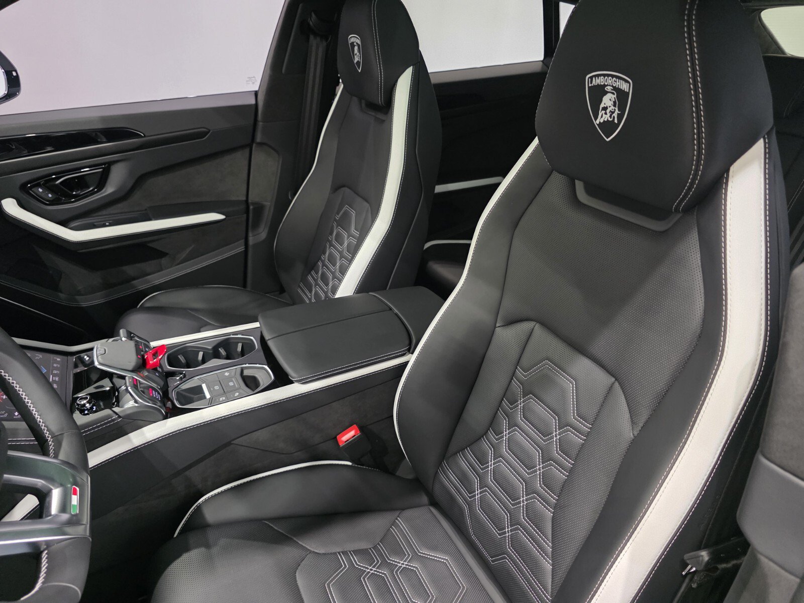 Used 2026 Lamborghini Urus SE AWD/4WD image 8