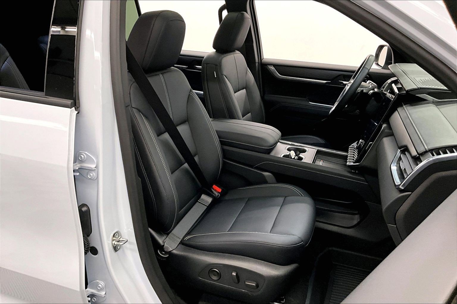 Used 2026 GMC Acadia Elevation w/ Elevation Premium Package AWD/4WD image 8