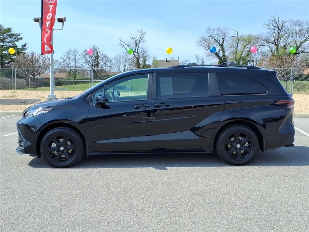Used 2025 Toyota Sienna XLE Woodland Edition image 7
