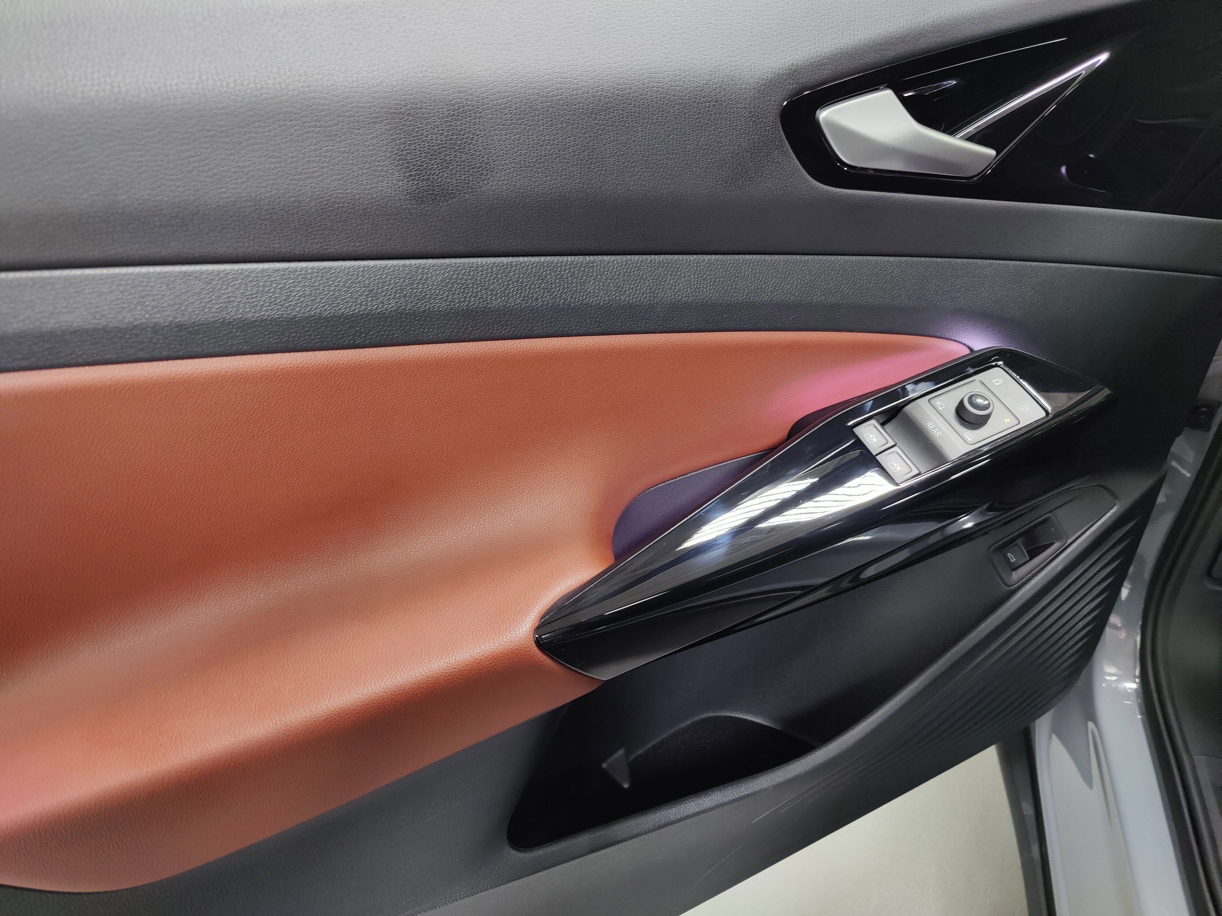 Certified 2021 Volkswagen ID.4 Pro S w/ Gradient Package image 27