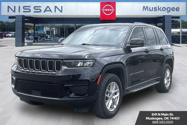 Used 2024 Jeep Grand Cherokee Laredo AWD/4WD image 3