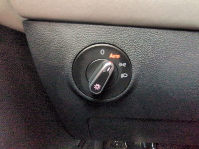 Certified 2025 Volkswagen Taos SE image 33