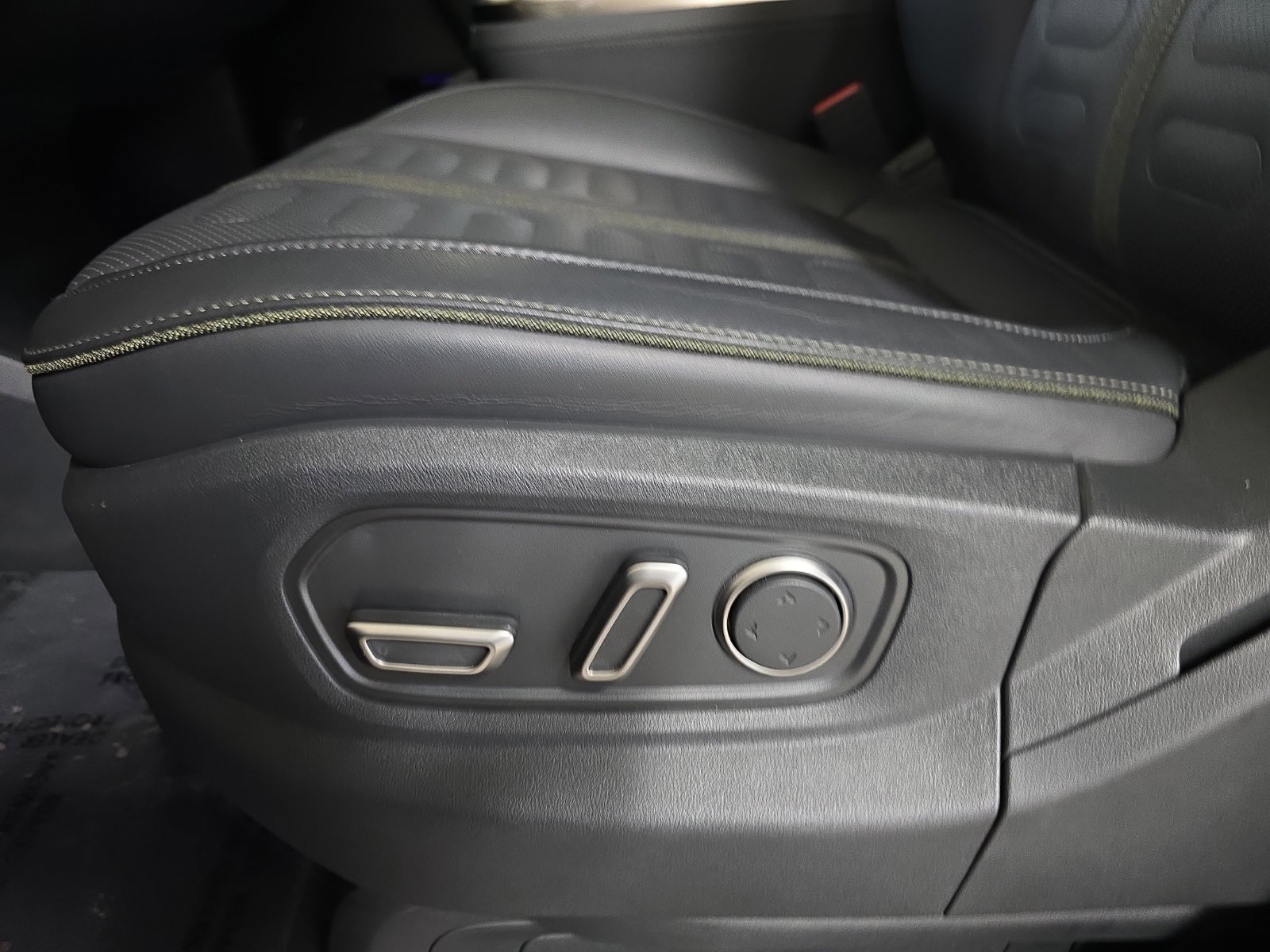 Used 2026 Rivian R1S Adventure Dual AWD/4WD image 28