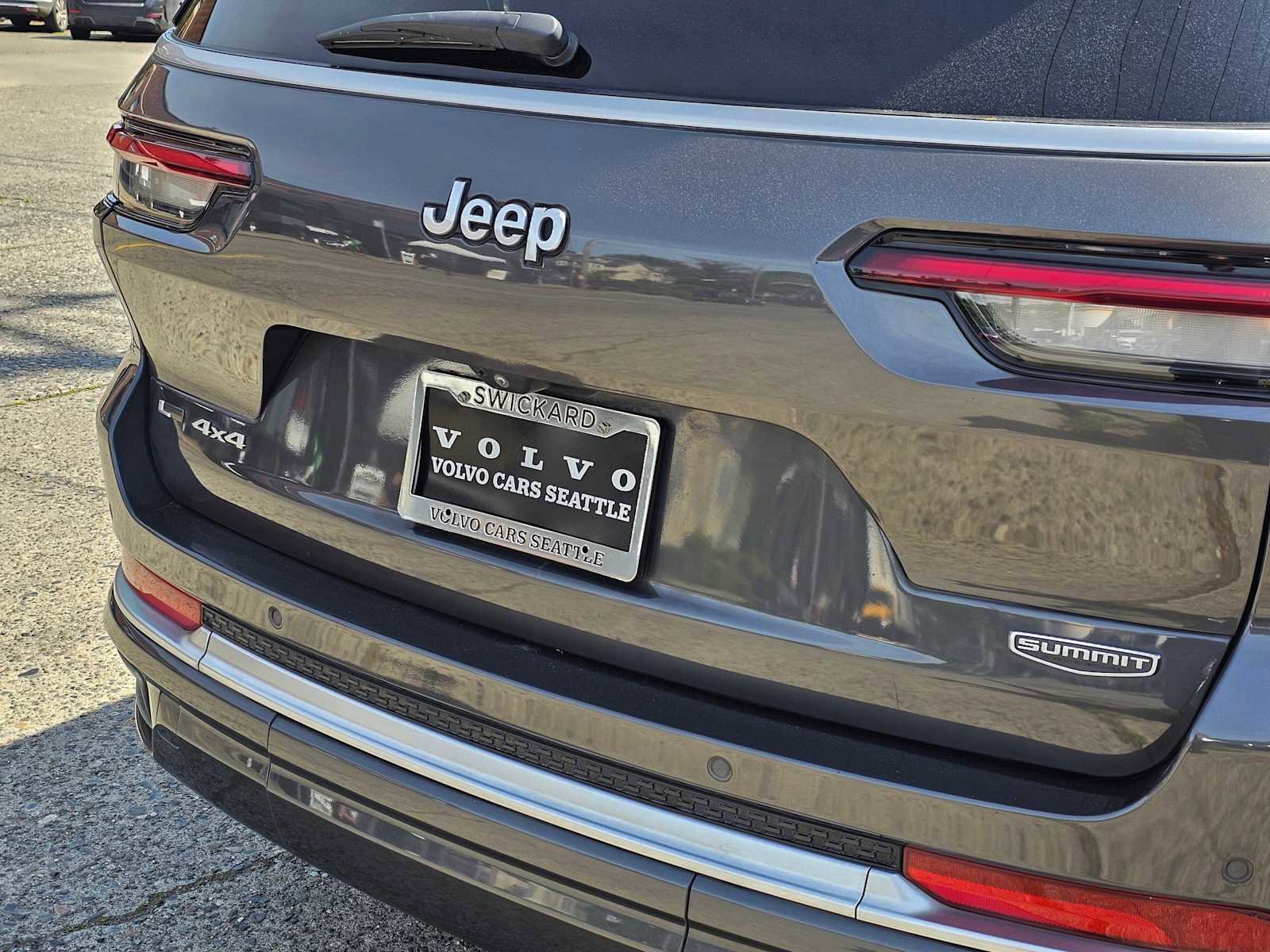 Used 2022 Jeep Grand Cherokee L Summit w/ Advanced Protech Group IV AWD/4WD image 16