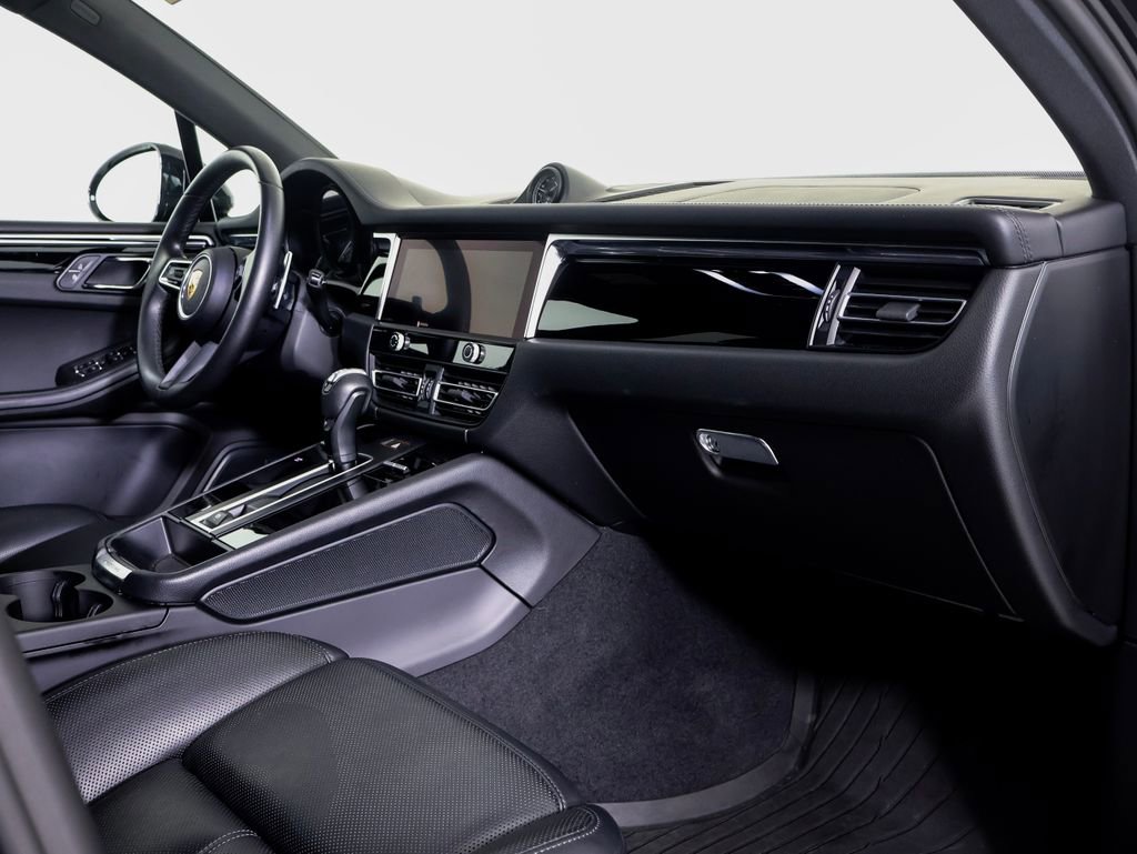 Certified 2024 Porsche Macan w/ Premium Plus Package image 9