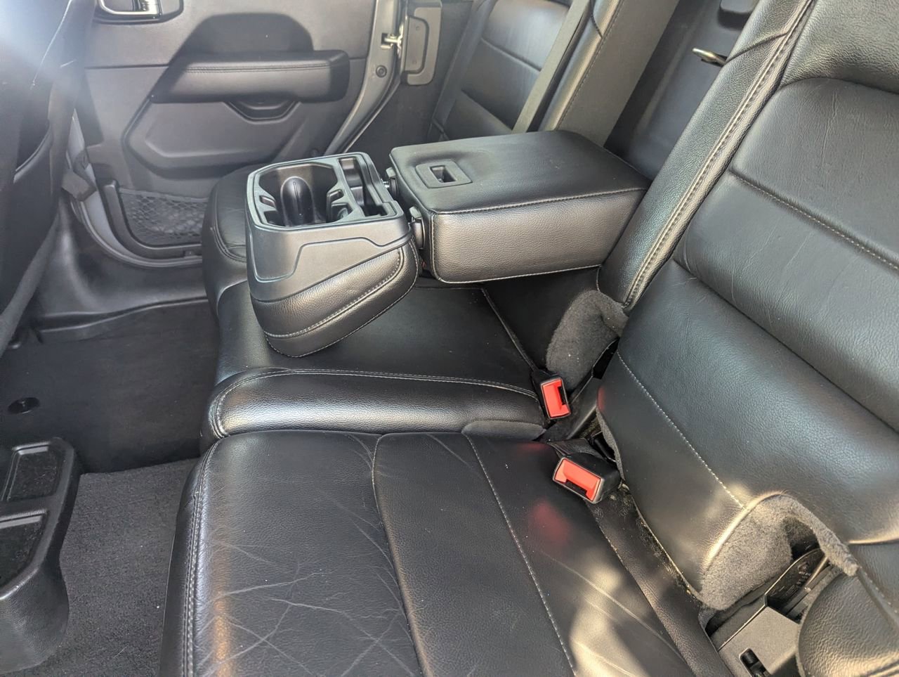 Used 2019 Jeep Wrangler Unlimited Sahara image 15