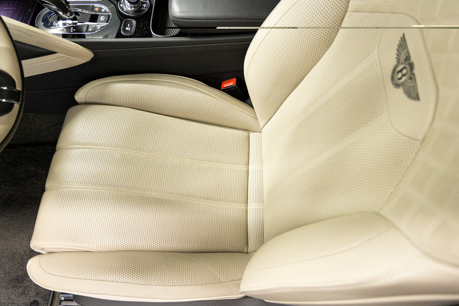 Certified 2023 Bentley Bentayga Plug-In Hybrid AWD/4WD image 31