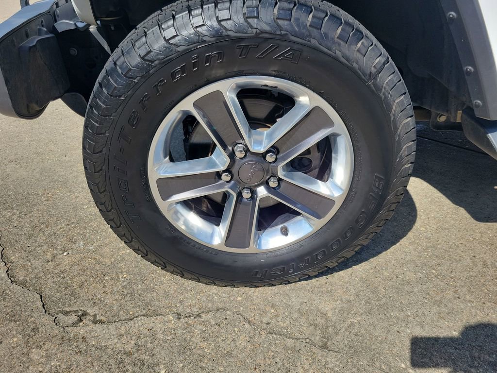 Used 2018 Jeep Wrangler Unlimited Sahara AWD/4WD image 35