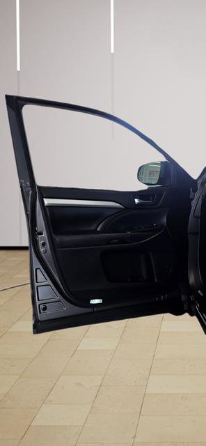 Used 2018 Toyota Highlander XLE image 11