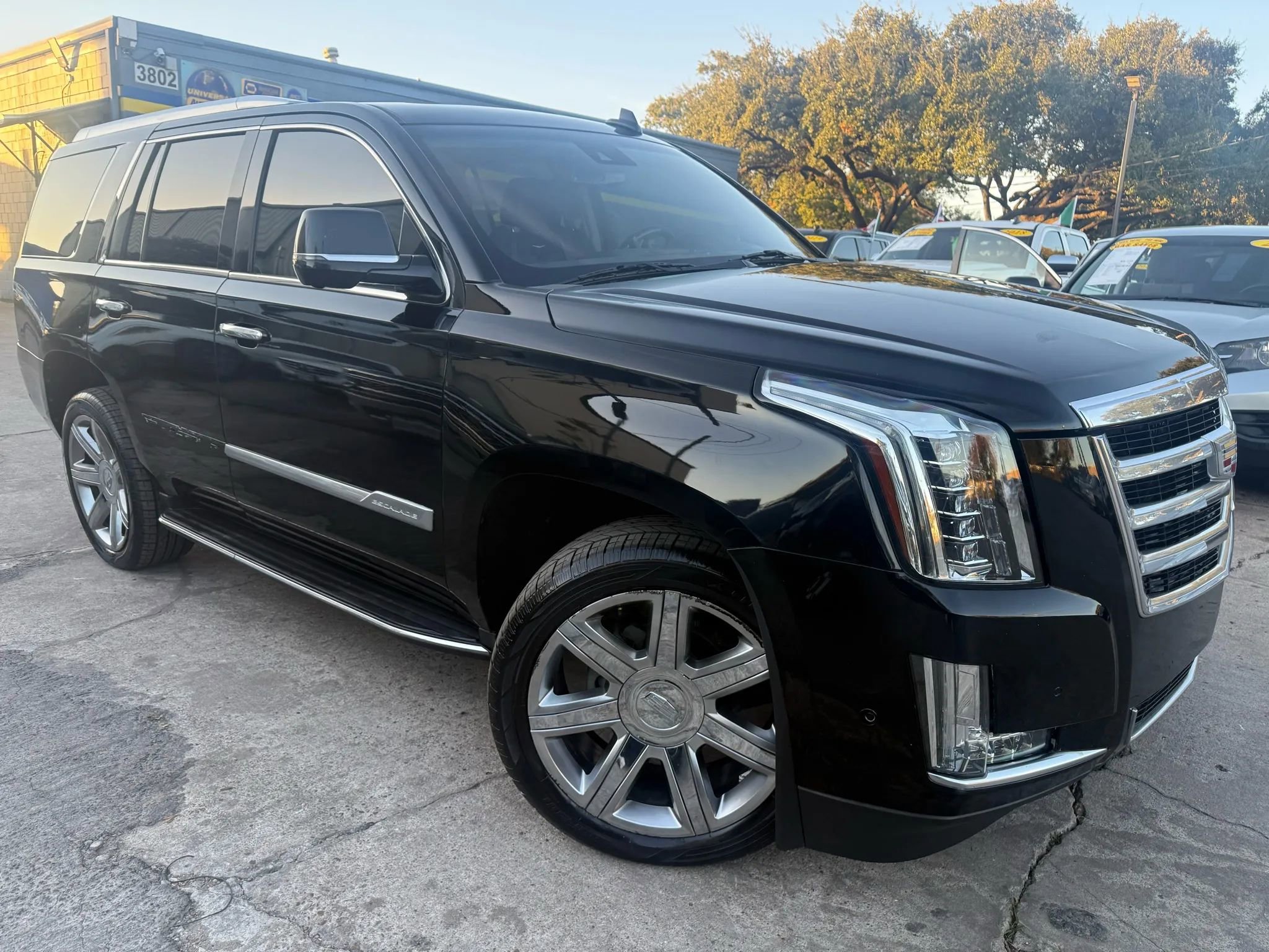Used 2018 Cadillac Escalade Luxury image 1