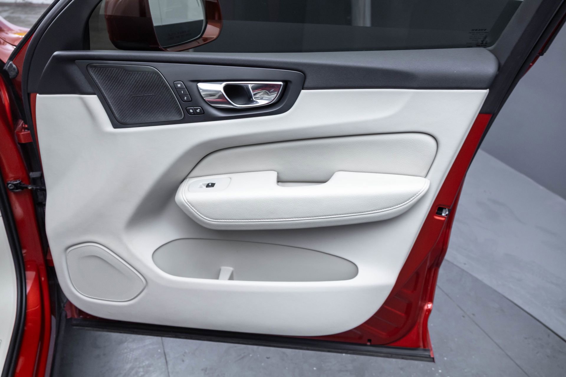 Used 2019 Volvo XC60 T8 Momentum w/ Advanced Package image 42