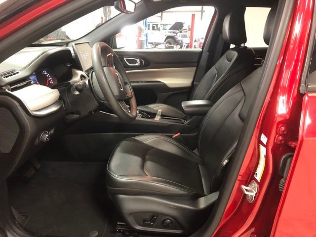 Used 2025 Jeep Compass Limited image 9