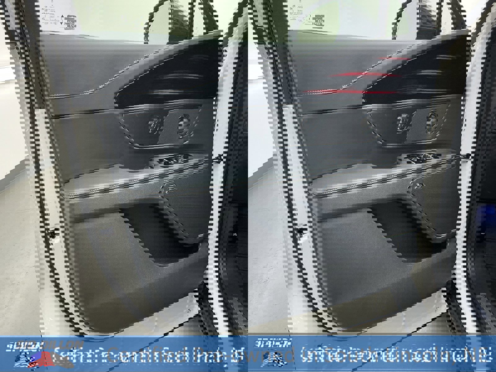 Used 2025 Lincoln Nautilus Reserve w/ Jet Appearance Package image 16