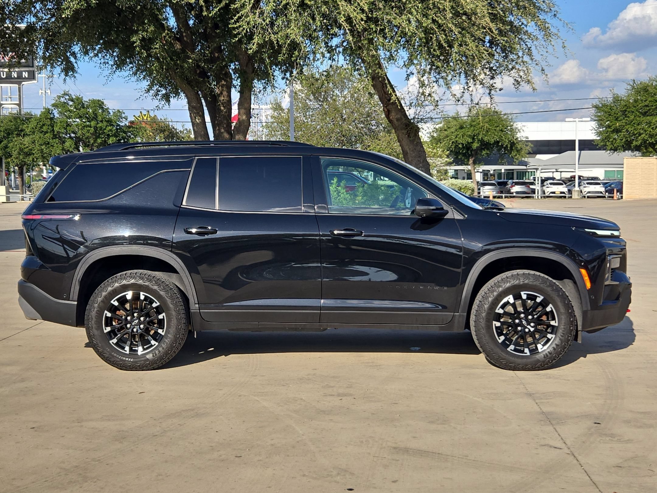 Used 2024 Chevrolet Traverse Z71 w/ Enhanced Driving Package AWD/4WD image 2